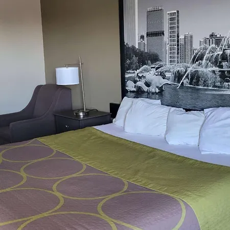Super 8 By Wyndham Aurora/Naperville Area