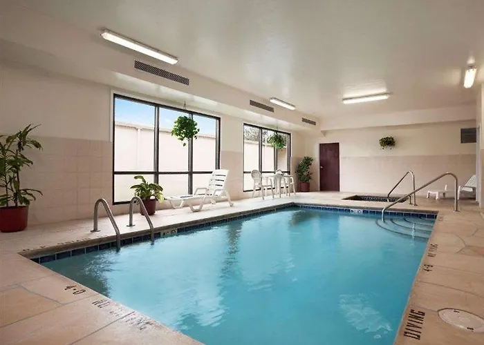 Hotel Super 8 By Wyndham Aurora/naperville Area