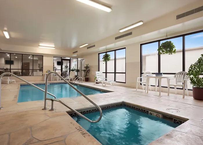 Hotel Super 8 By Wyndham Aurora/naperville Area