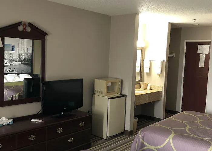Hotel Super 8 By Wyndham Aurora/naperville Area