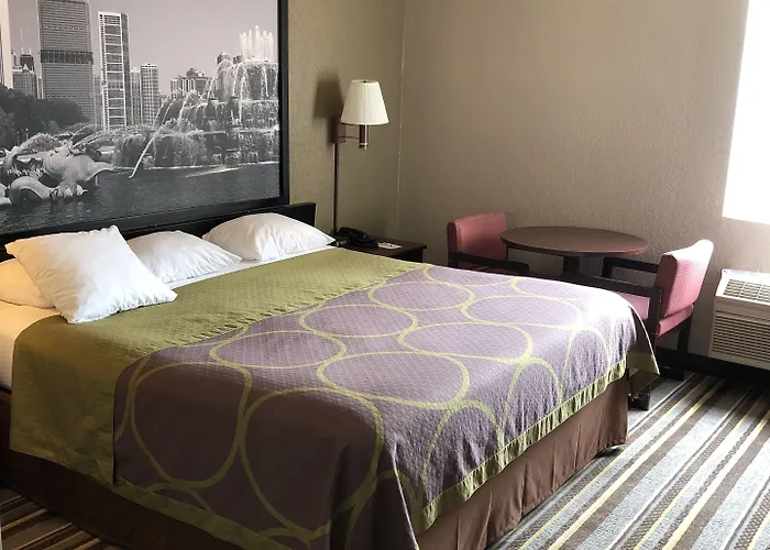 Hotel Super 8 By Wyndham Aurora/naperville Area
