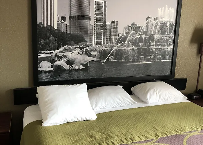 Super 8 By Wyndham Aurora/naperville Area Hotel 2*