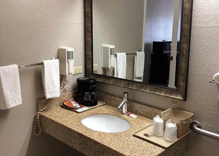 Hotel Super 8 By Wyndham Aurora/naperville Area 2*