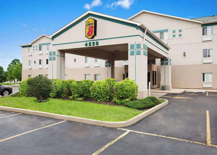 Super 8 By Wyndham Aurora/naperville Area 2*