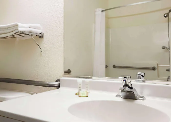 Super 8 By Wyndham Aurora/naperville Area Hotel